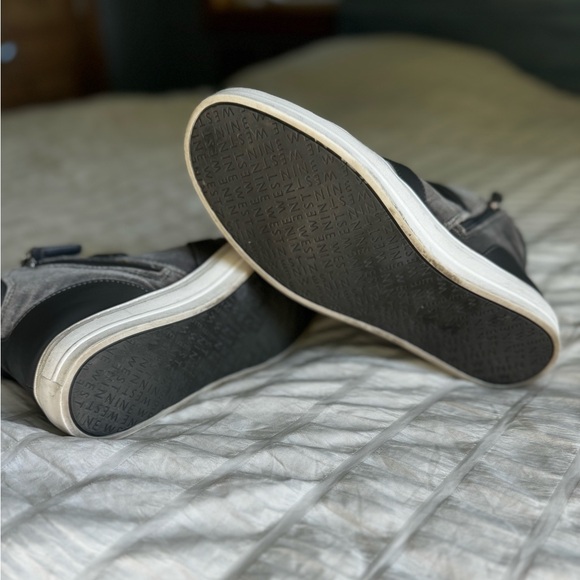 Gray velvet Nine West ankle boots embellished buckles Side zip womens 8 holiday - Picture 7 of 7